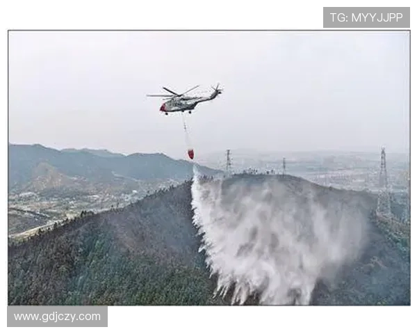 直升机在森林灭火中的吊桶作业